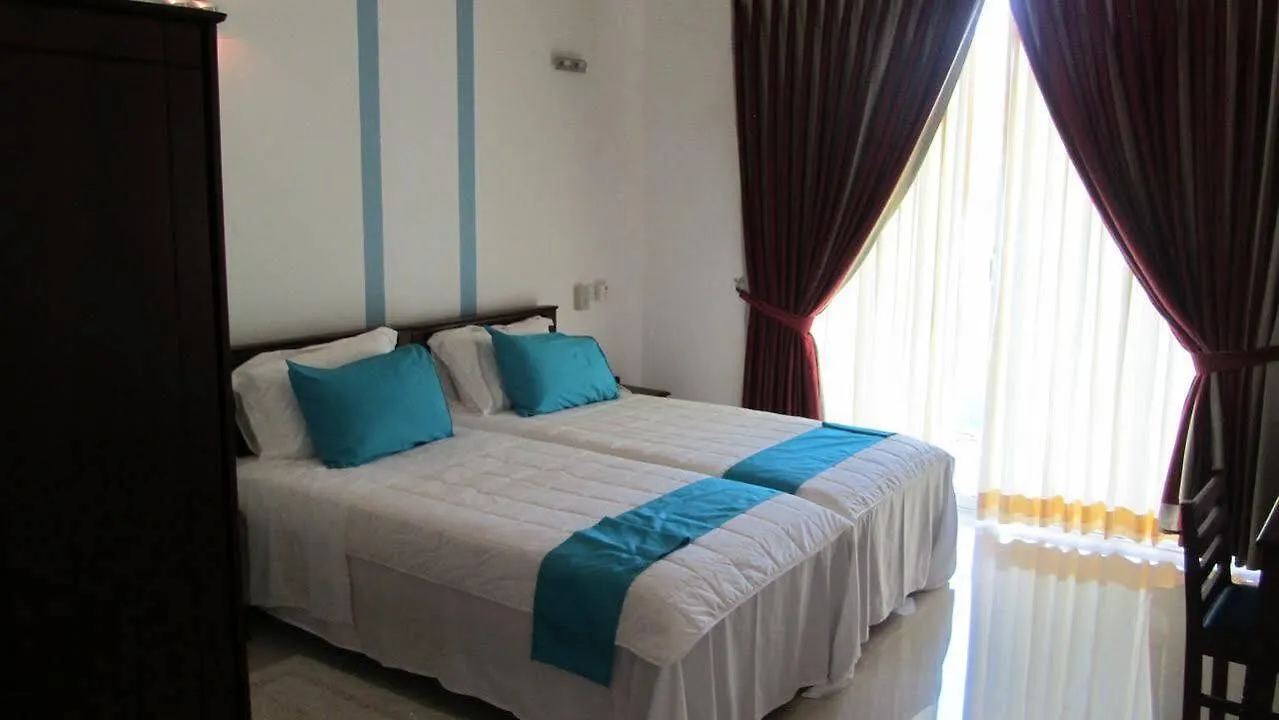 Rainbow Lagoon Villa Негомбо