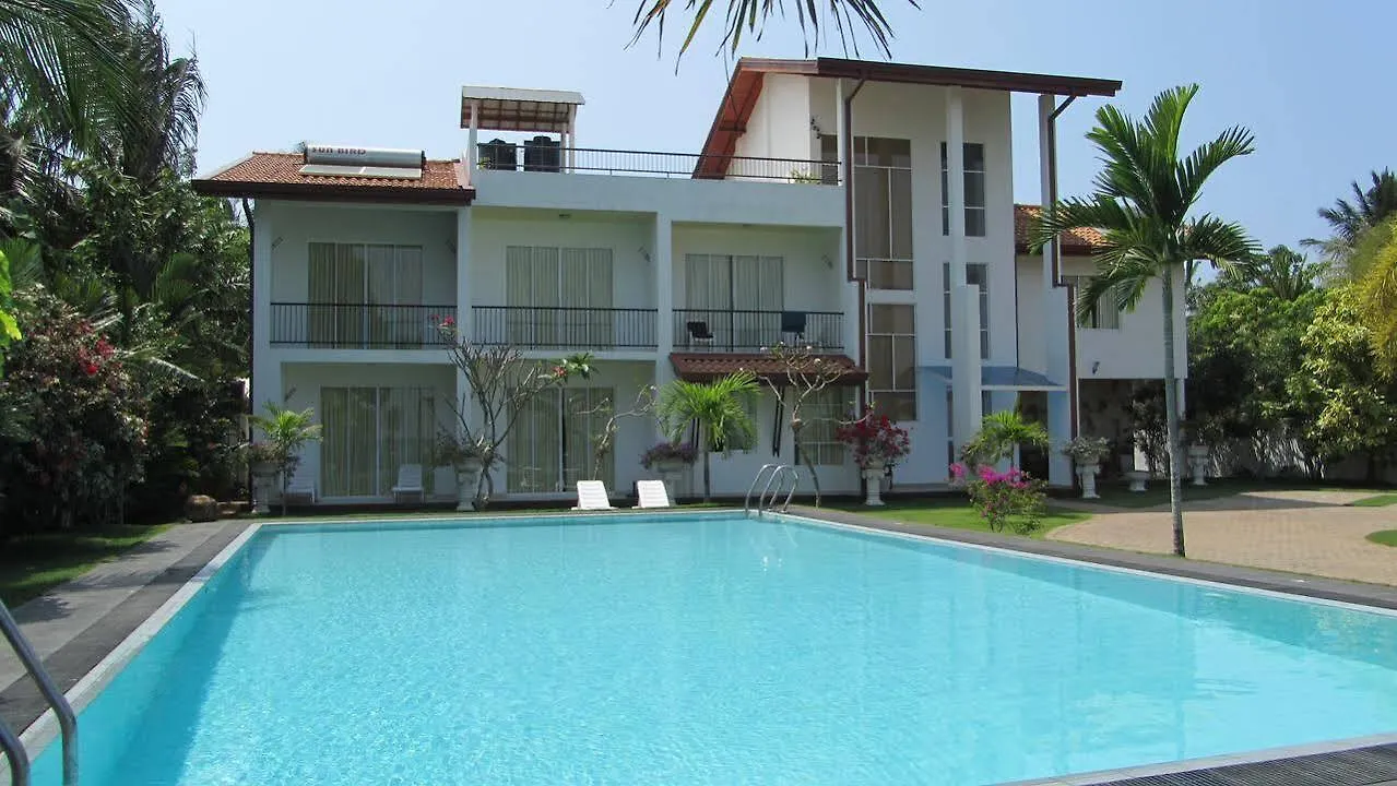Rainbow Lagoon Villa Негомбо 4*,